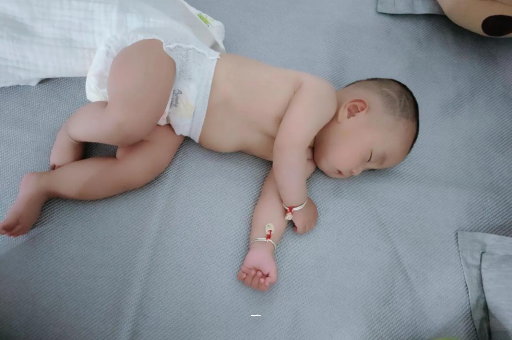 怀化宝宝胳膊上起红疙瘩